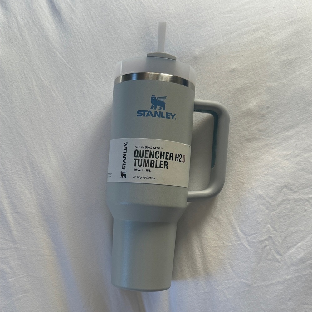 NWT The Flowstate Stanley Quencher H2.0 40 oz Tumbler - Fog or Light Gray Color